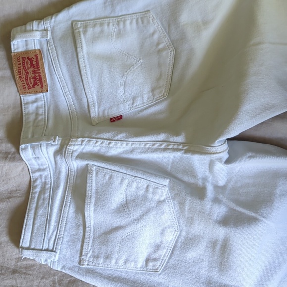 Levi's Classic Mid Rise Skinny White Jeans - Picture 3 of 6